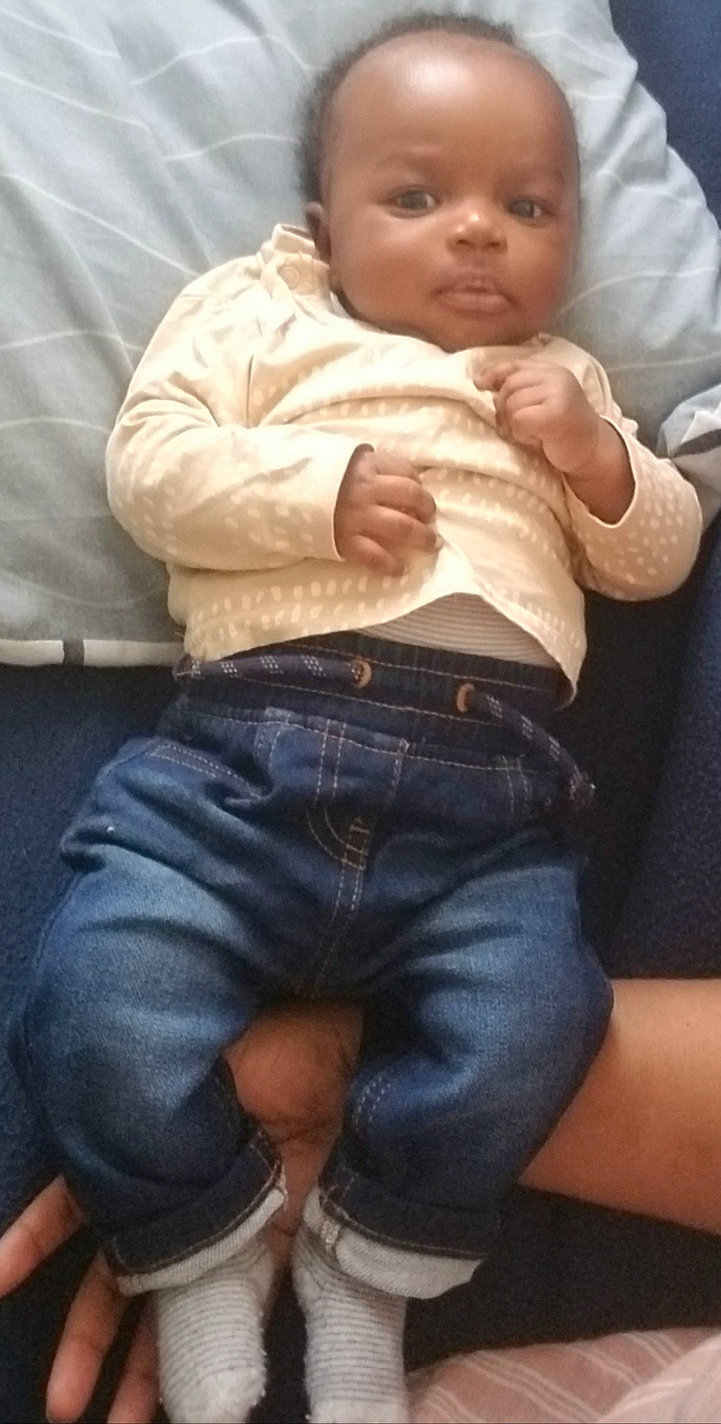 Assaf a rejoint le concours — aidez-le/la à gagner de superbes lots ! abdomen, baby, cheek, chest, clothing, comfort, cool, eye, fun, gesture, happy, joint, leg, person, shoulder, skin, sleeve, thigh, thumb, toddler