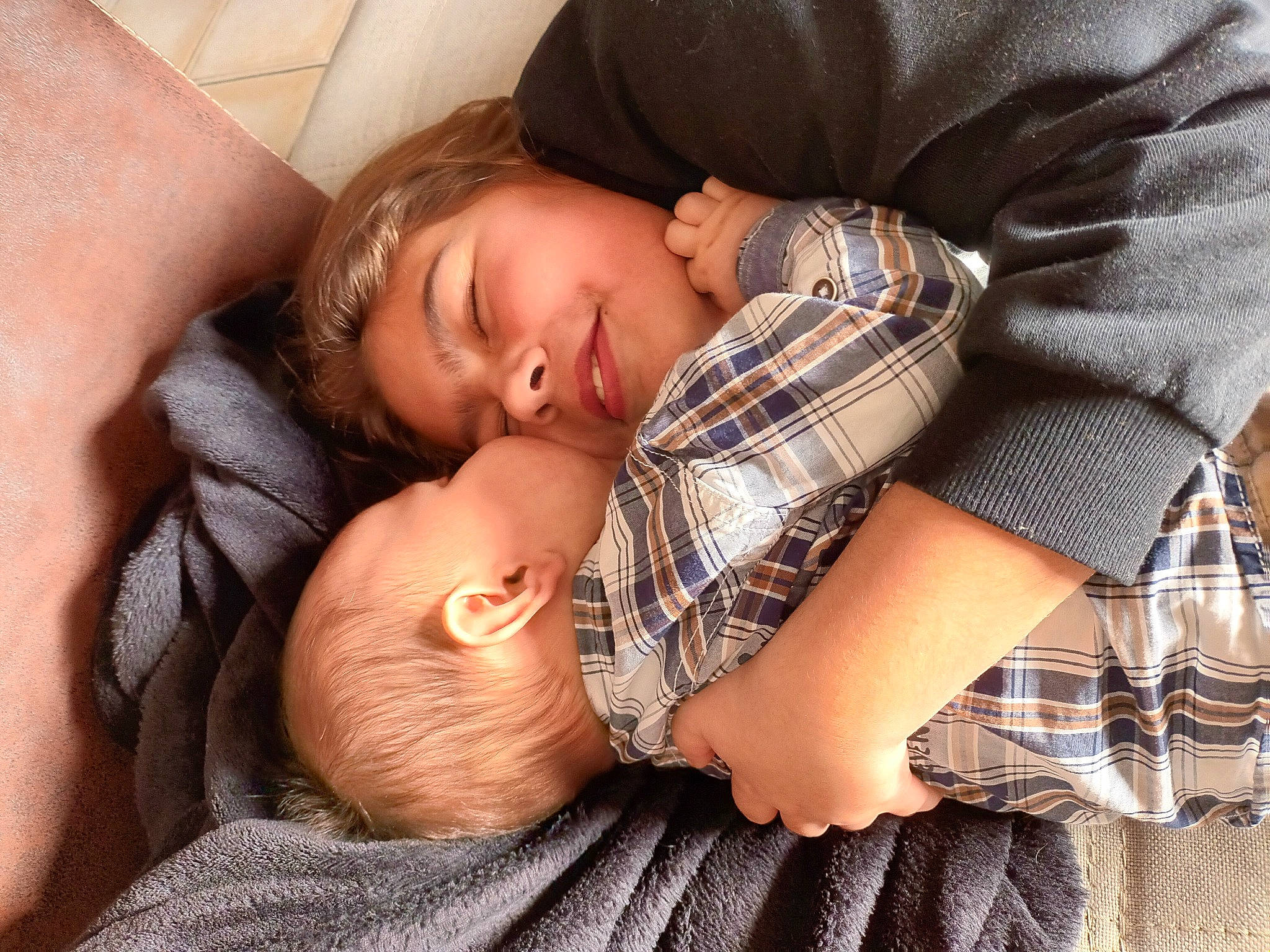 Tiffaine a rejoint le concours — aidez-le/la à gagner de superbes lots ! abdomen, baby, bedtime, chest, child, comfort, eyelash, gesture, grass, hand, happy, nap, pattern, person, plaid, sitting, sleep, tartan, toddler, tree