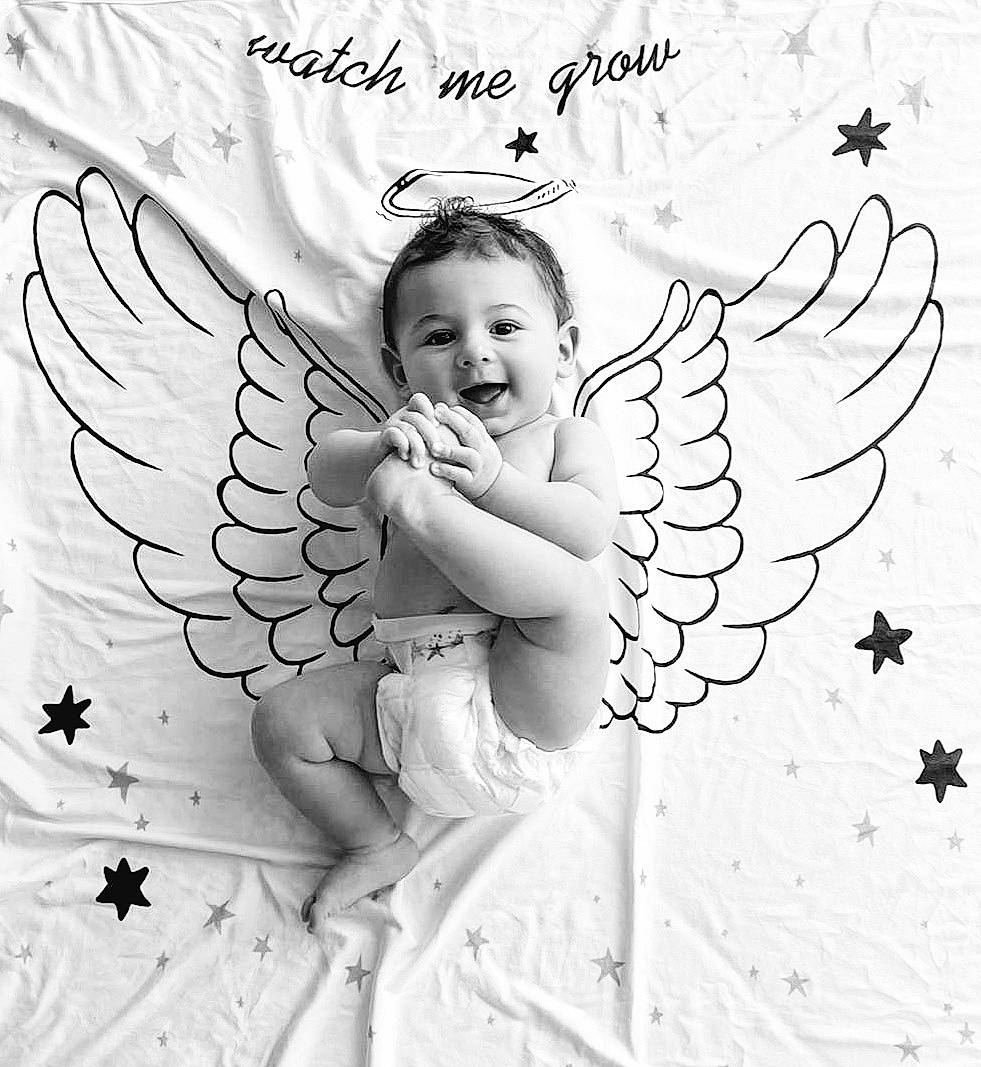 Ange participe au concours pour gagner de l'argent avec cette photo : angel, art, black_and_white, facial_expression, fictional_character, gesture, hairstyle, happy, illustration, monochrome, monochrome_photography, mythical_creature, organ, pattern, people_in_nature, person, pollinator, style, supernatural_creature, white