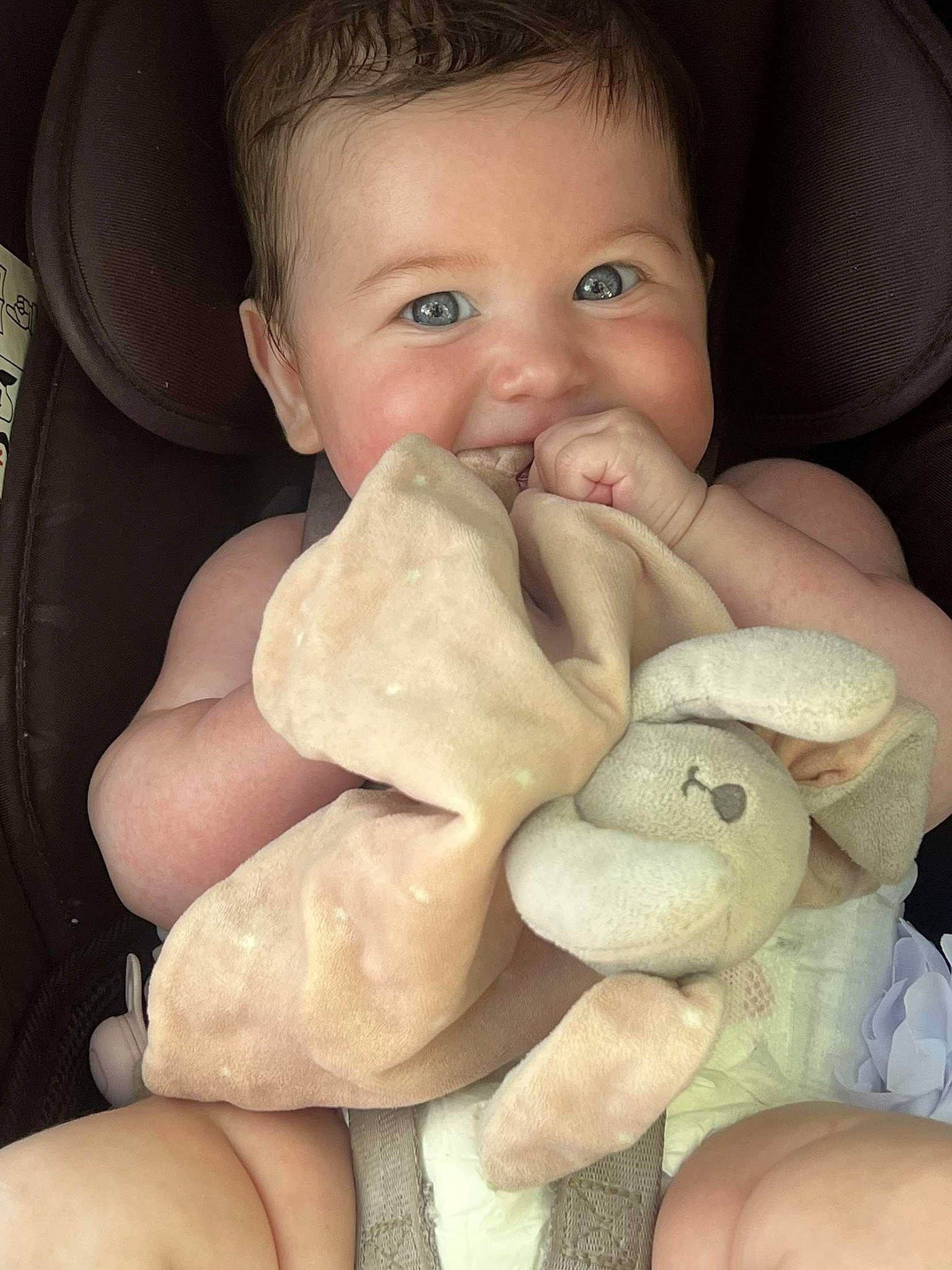 Luciana a rejoint le concours — aidez-le/la à gagner de superbes lots ! baby, baby_products, baby_toddler_clothing, cheek, child, comfort, ear, finger, gesture, happy, linens, mouth, nail, nose, person, skin, smile, stuffed_toy, thumb, toddler