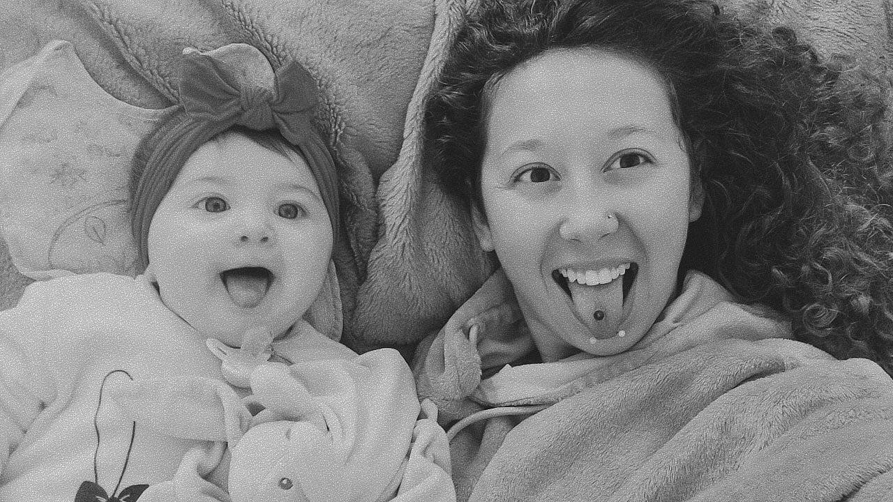 Luciana participe au concours pour gagner de l'argent avec cette photo : black_and_white, cheek, comfort, eye, facial_expression, flash_photography, gesture, hair, happy, head, iris, lip, nose, organ, person, photograph, skin, smile, style, tooth