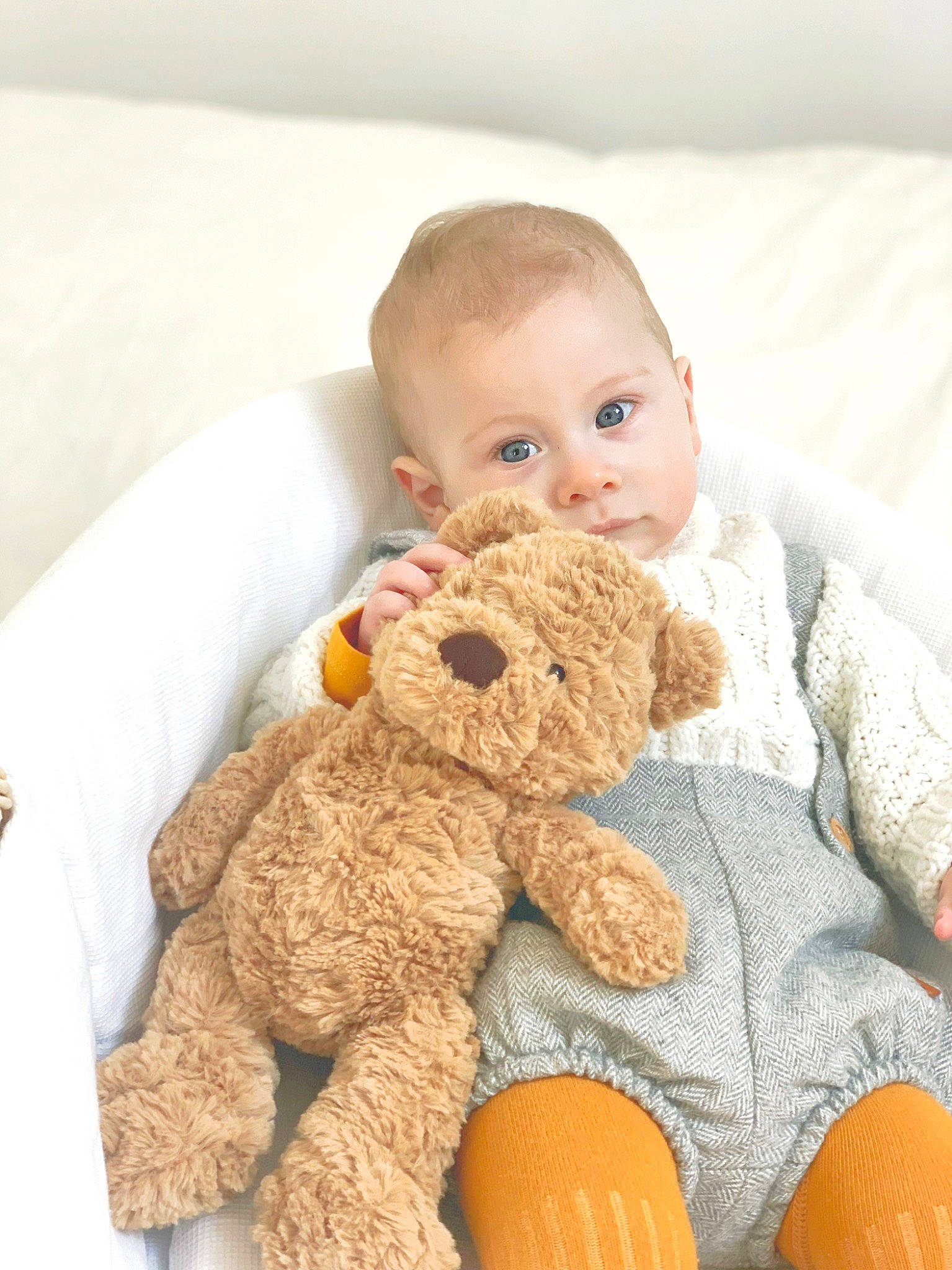 Karl participe au concours pour gagner de l'argent avec cette photo : baby, baby_sleeping, baby_toddler_clothing, baby_toys, cheek, child, comfort, doll, fur, human_body, linens, outerwear, person, plush, skin, stuffed_toy, teddy_bear, textile, toddler, toy