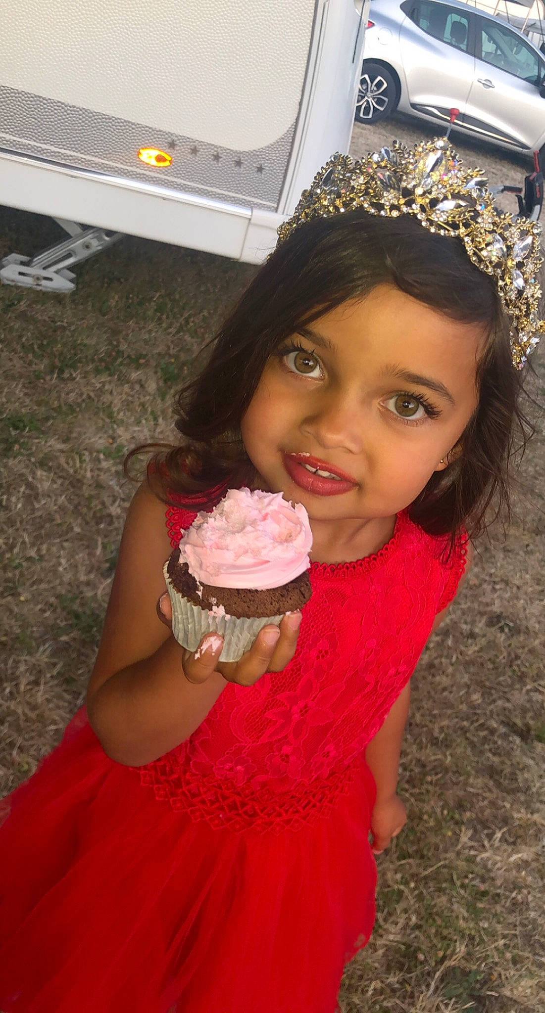 Iris participe au concours pour gagner de l'argent avec cette photo : baked_goods, baking, buttercream, cake, cake_decorating, child, cream, cuisine, dessert, event, face, food, fun, happy, icing, ingredient, joy, person, pink, smile