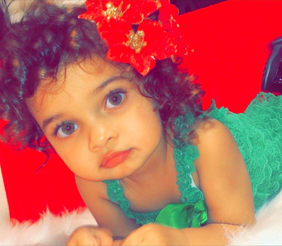 Iris a rejoint le concours — aidez-le/la à gagner de superbes lots ! black_hair, child, chin, eyebrow, eyelash, facial_expression, flower, hair, hairstyle, happy, hat, headgear, headpiece, human, iris, lip, person, petal, pink, skin