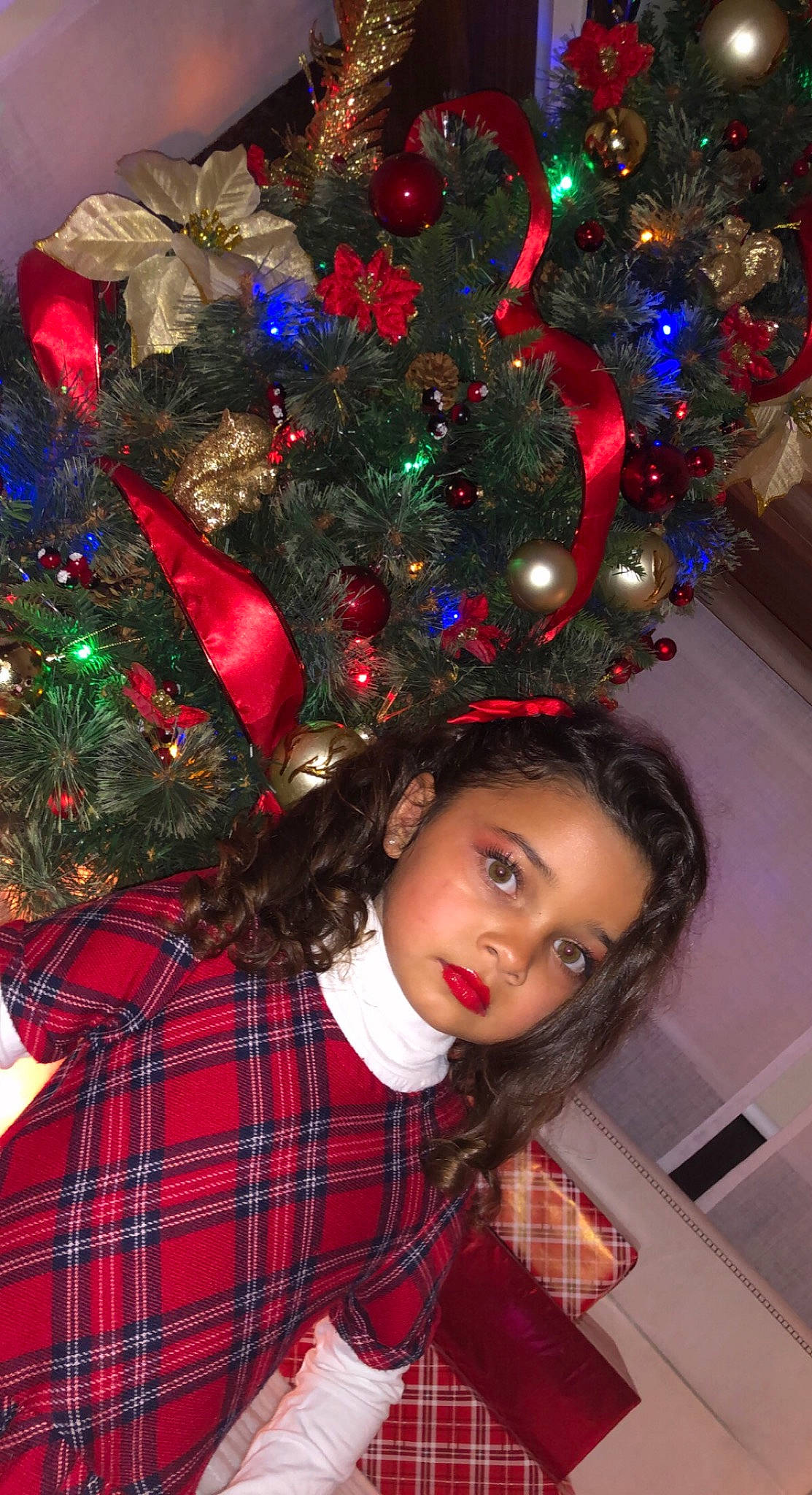 Iris a rejoint le concours — aidez-le/la à gagner de superbes lots ! christmas, christmas_decoration, christmas_eve, christmas_ornament, christmas_tree, event, fun, happy, holiday, holiday_ornament, light, magenta, ornament, pattern, person, plaid, plant, red, snapshot, tartan