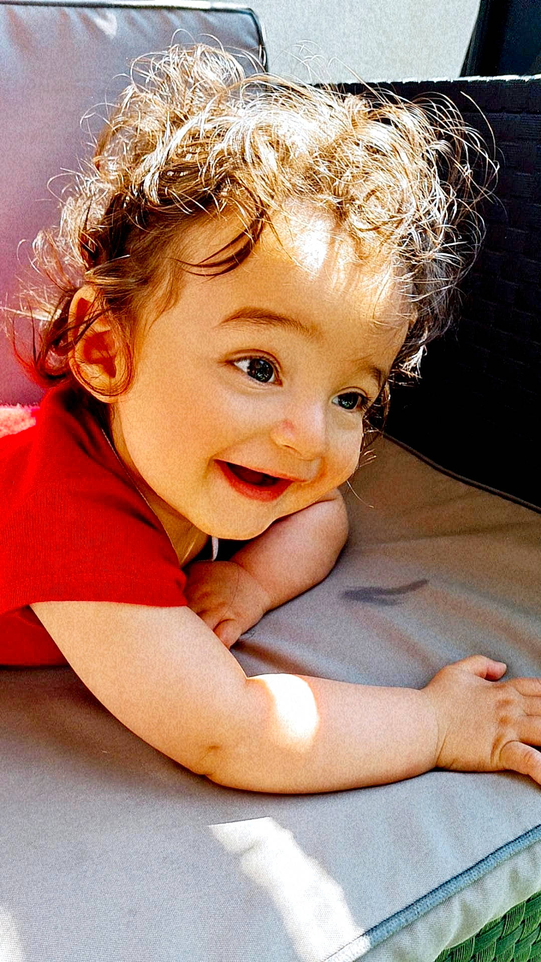 Linho a rejoint le concours — aidez-le/la à gagner de superbes lots ! baby, baby_toddler_clothing, bathing, blond, cheek, child, comfort, eye, eyebrow, flash_photography, fun, gesture, happy, iris, lip, nose, person, skin, smile, toddler