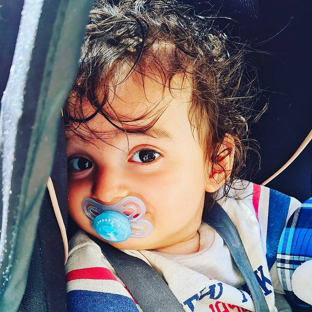 Linho participe au concours pour gagner de l'argent avec cette photo : baby, baby_toddler_clothing, cheek, chin, cool, ear, eyebrow, eyelash, face, facial_expression, hairstyle, happy, head, human_body, iris, lip, mouth, nose, person, photograph