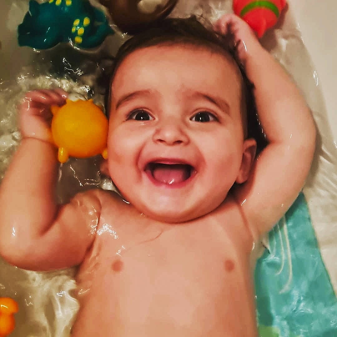 Linho participe au concours pour gagner de l'argent avec cette photo : arm, baby_bathing, bathing, cheek, ear, eye, eyebrow, hair, hairstyle, hand, happy, head, human_body, mouth, muscle, nose, person, product, skin, smile