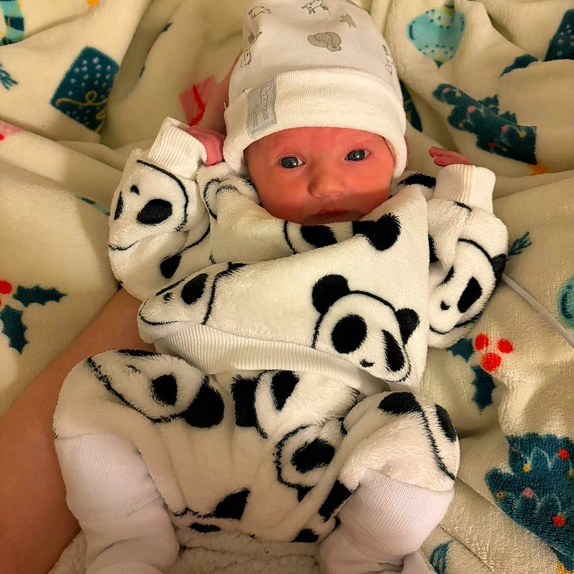 Krystale a rejoint le concours — aidez-le/la à gagner de superbes lots ! baby, black, blanket, child, clothing, cozy, cute, face, hat, indoor, infant, newborn, newborn_clothes, panda_pattern, pattern, person, resting, sleepwear, soft_texture, white
