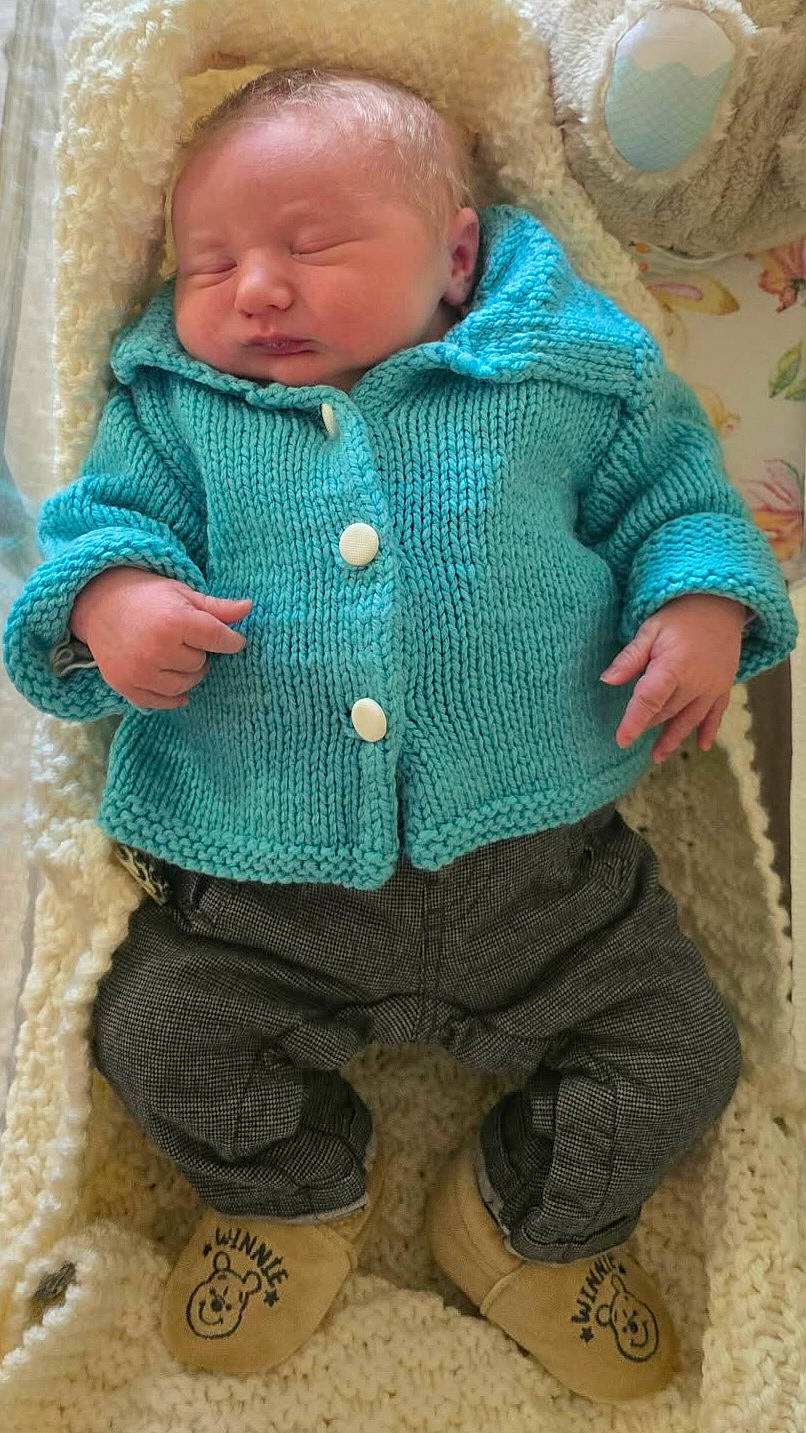 Lylio a rejoint le concours — aidez-le/la à gagner de superbes lots ! baby, bedding, blanket, booties, buttons, closed_eyes, cozy, cute, face, hand, infant, knitted_sweater, newborn, pants, plush, portrait, sleeping, soft_texture, teal_cardigan, winnie_the_pooh