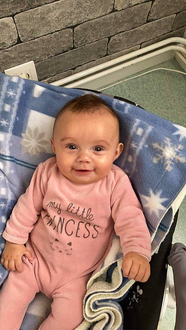 Layanna participe au concours pour gagner de l'argent avec cette photo : baby, baby_products, baby_toddler_clothing, cheek, child, cool, head, joy, person, sitting, skin, smile, toddler