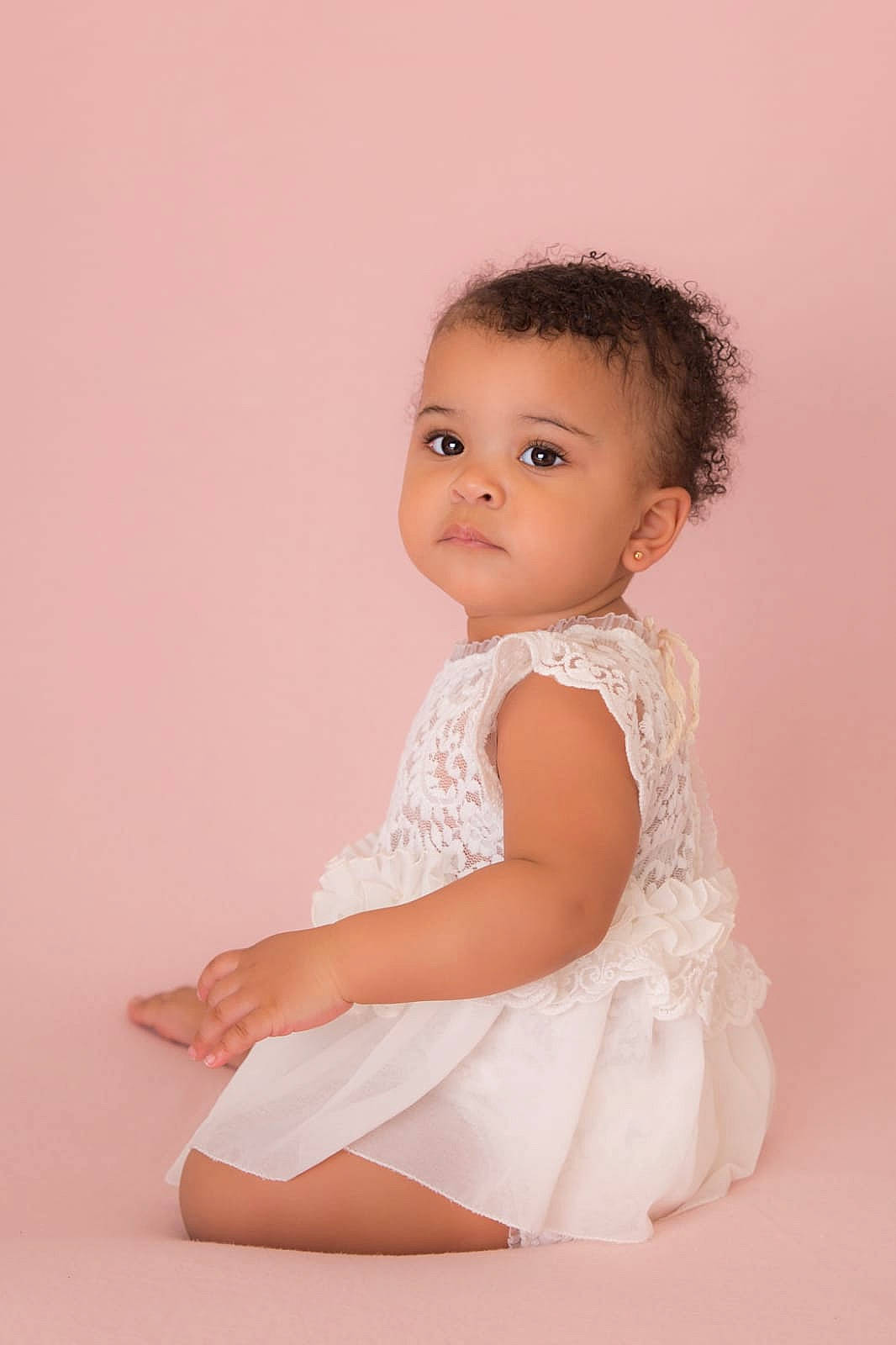 Tatiana participe au concours pour gagner de l'argent avec cette photo : arm, baby_toddler_clothing, cheek, day_dress, elbow, eye, finger, flash_photography, gesture, hair, hand, human_body, human_leg, leg, lip, neck, one_piece_garment, person, sleeve, thumb