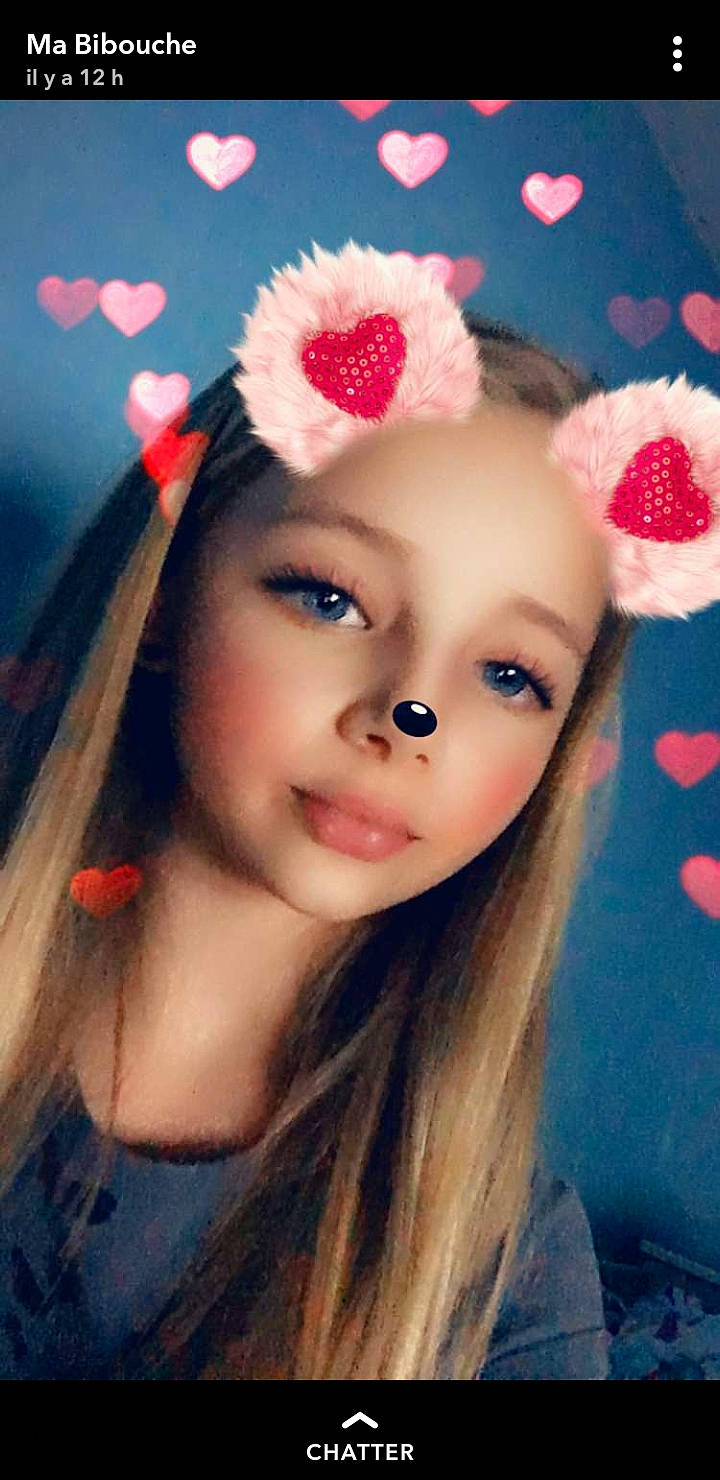 Jade a rejoint le concours — aidez-le/la à gagner de superbes lots ! cheek, child, child_model, eyebrow, fashion_accessory, hair_accessory, headband, headgear, headpiece, hime_cut, lip, person, pink