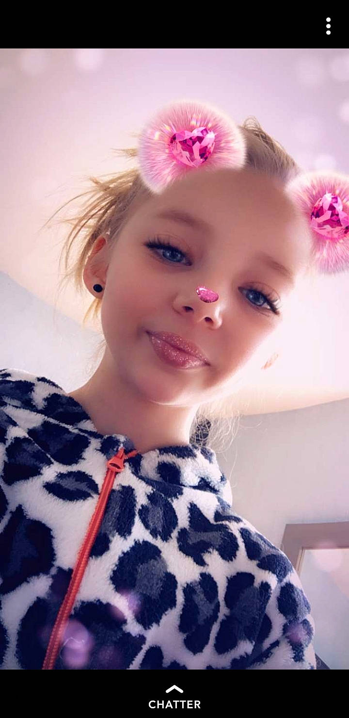 Jade participe au concours pour gagner de l'argent avec cette photo : beauty, cheek, child, child_model, ear, eye, eyelash, face, fashion_accessory, fur, hair, hair_accessory, hair_coloring, hairstyle, head, lip, person, photography, pink, skin