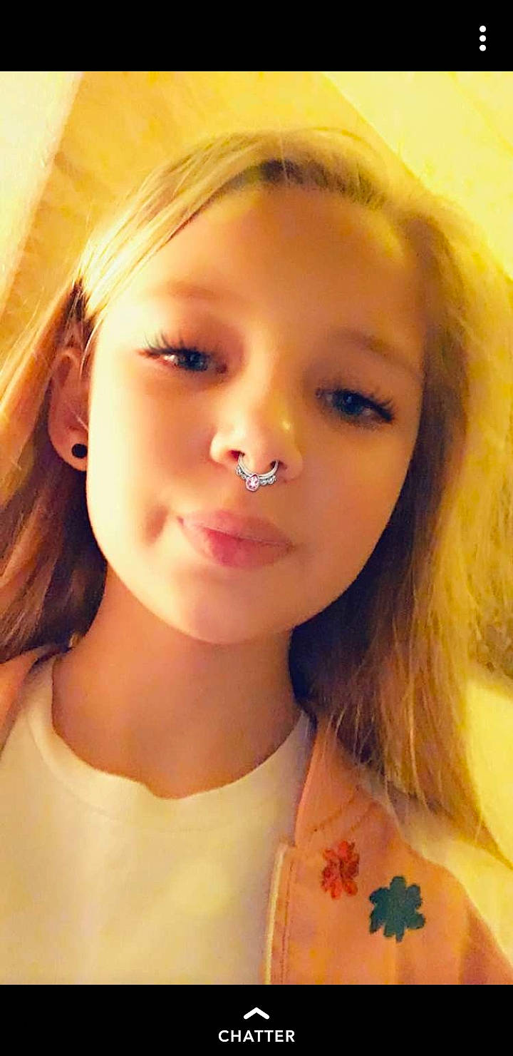 Jade a rejoint le concours — aidez-le/la à gagner de superbes lots ! beauty, blond, brown_hair, cheek, child_model, chin, eyebrow, face, forehead, hair, hair_coloring, hairstyle, layered_hair, lip, long_hair, mouth, nose, person, photography, selfie