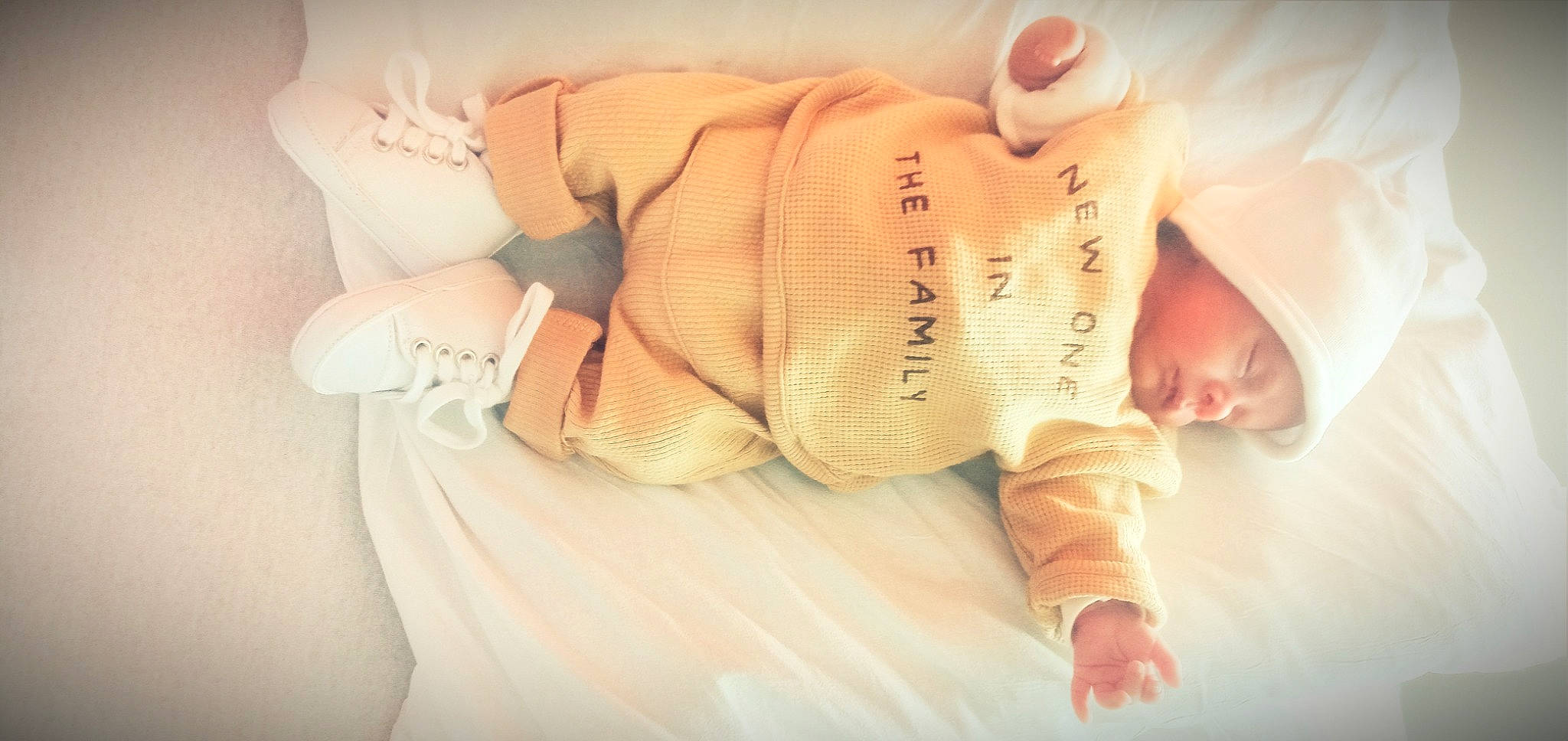 Ismael a rejoint le concours — aidez-le/la à gagner de superbes lots ! abdomen, baby_sleeping, baby_toddler_clothing, comfort, finger, gesture, hand, happy, head, headwear, human_body, human_leg, joint, knee, leg, nail, person, skin, sleeve, textile
