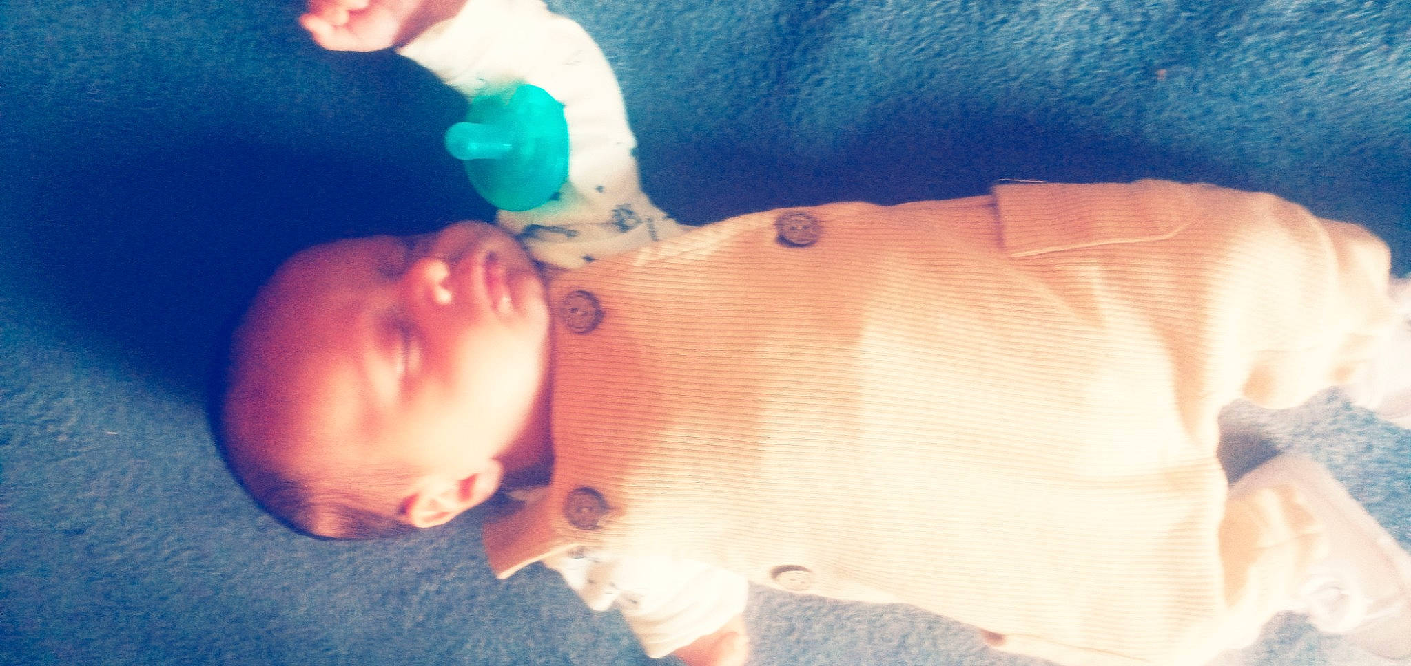 Ismael a rejoint le concours — aidez-le/la à gagner de superbes lots ! baby, baby_toddler_clothing, blue, cheek, cloud, comfort, ear, finger, hand, head, human_body, iris, leg, lip, mammal, mouth, nose, person, skin, textile