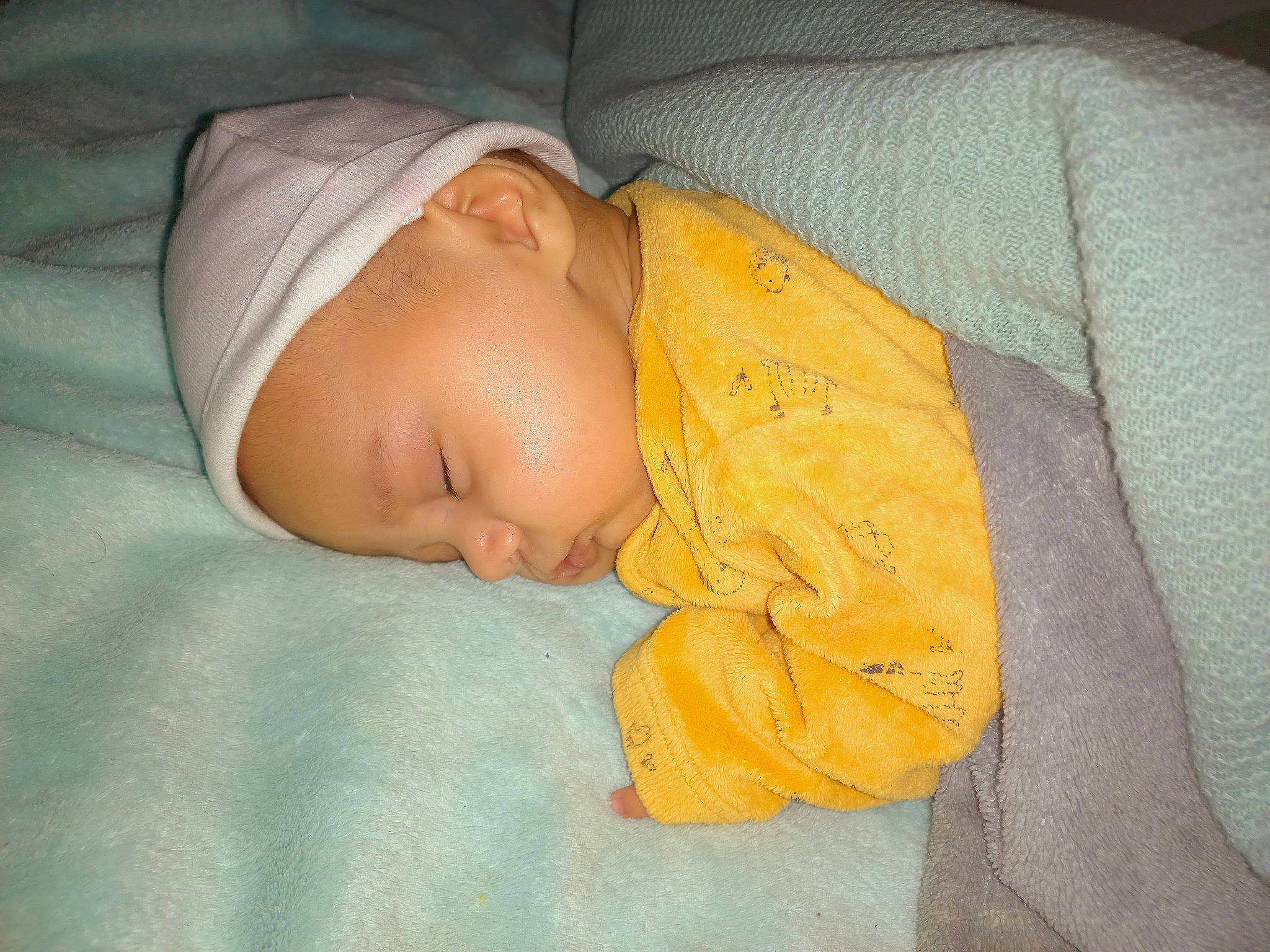 Ismael participe au concours pour gagner de l'argent avec cette photo : baby, baby_products, baby_sleeping, baby_toddler_clothing, bedding, bedtime, cheek, child, comfort, eye, eyebrow, head, human_body, linens, nap, nose, person, room, sleep, sleeve