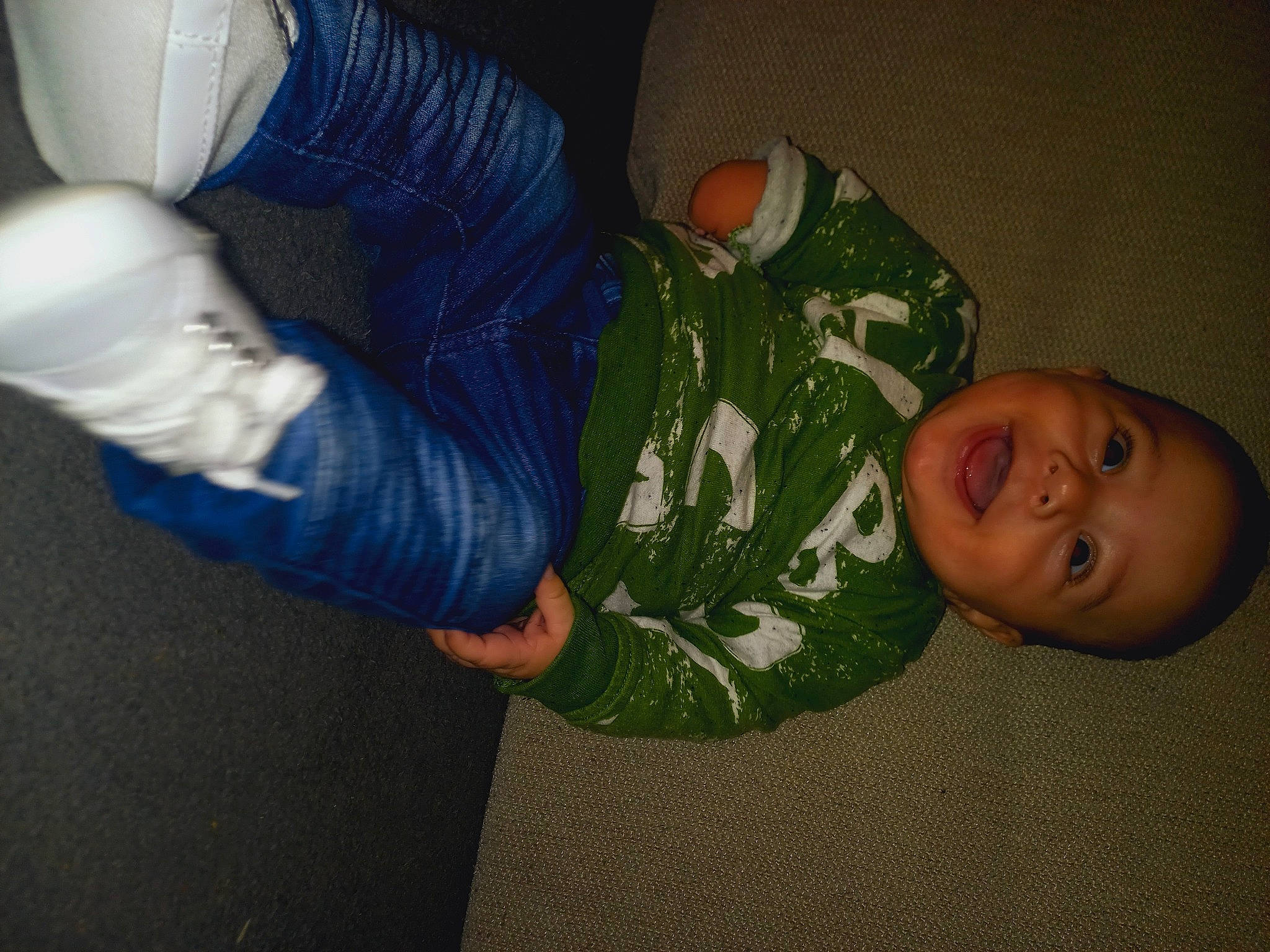 Ismael a rejoint le concours — aidez-le/la à gagner de superbes lots ! baby, cheek, child, comfort, denim, finger, floor, flooring, fun, human_leg, jeans, joint, knee, leg, mouth, nose, person, thigh, thumb, toddler