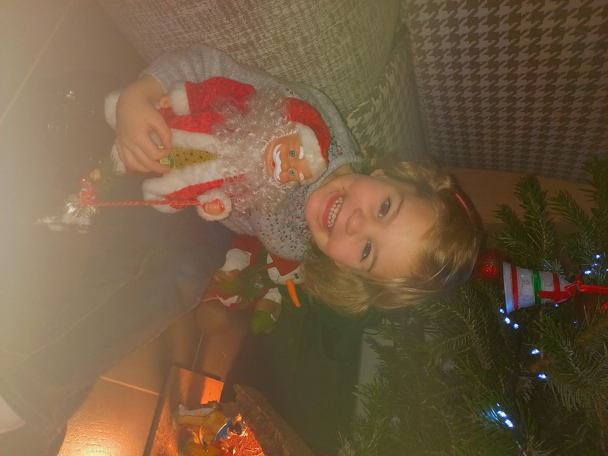 Adrianna a rejoint le concours — aidez-le/la à gagner de superbes lots ! child, christmas, christmas_decoration, christmas_ornament, christmas_tree, event, fir, fun, happy, holiday, holiday_ornament, interior_design, joy, ornament, party, person, room, smile, space, toddler