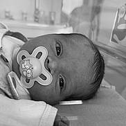 Alessio a rejoint le concours — aidez-le/la à gagner de superbes lots ! baby, newborn, pacifier, hospital, bassinet, infant, black_and_white, closeup, portrait, lying_down, cute, hand, face, eyes, blanket, hospital_room, medical, sleepwear, small, child