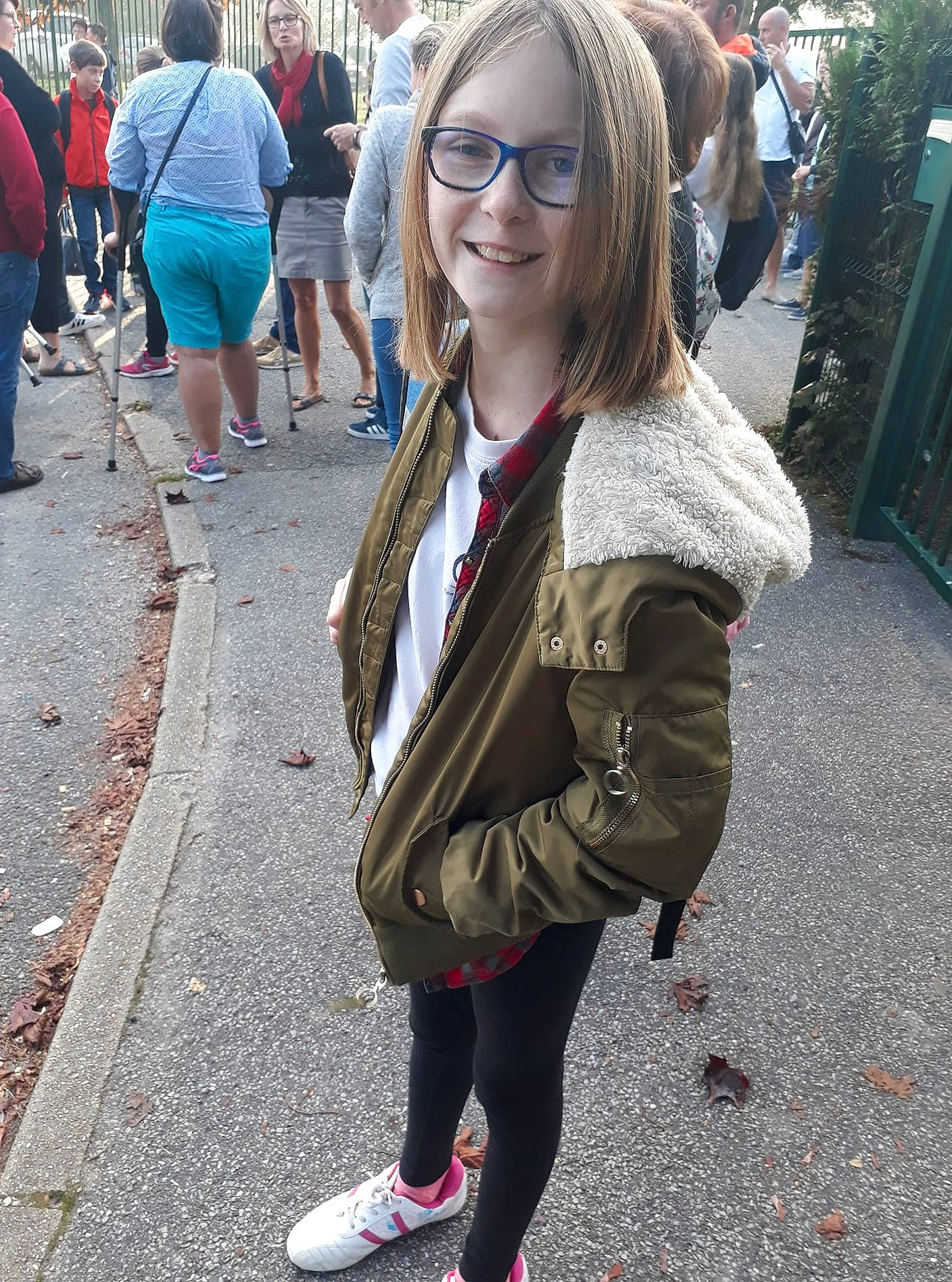 Maeva a rejoint le concours — aidez-le/la à gagner de superbes lots ! blond, clothing, eyewear, fashion, fashion_accessory, footwear, girl, glasses, infrastructure, jeans, joy, leg, leggings, outerwear, person, public_space, road, snapshot, street, sunglasses