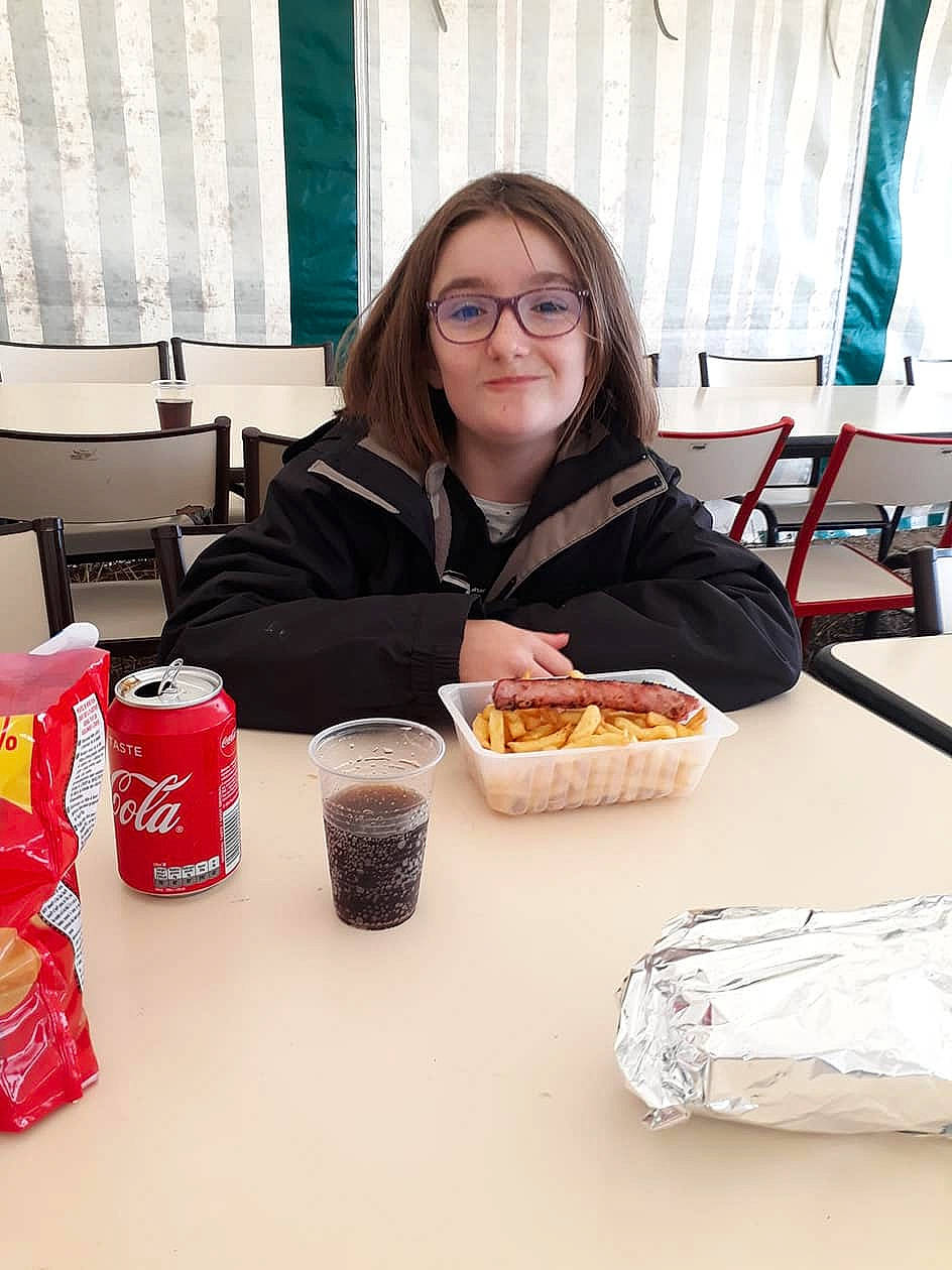 Maellys a rejoint le concours — aidez-le/la à gagner de superbes lots ! cuisine, food, girl, glasses, person, table, vision_care