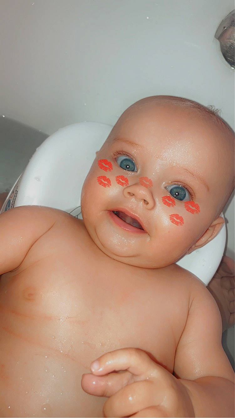 Milo a rejoint le concours — aidez-le/la à gagner de superbes lots ! baby, bathing, cheek, chest, child, eyebrow, eyelash, forehead, happy, iris, jaw, lip, mouth, nose, person, skin, smile, stomach, thumb, tooth