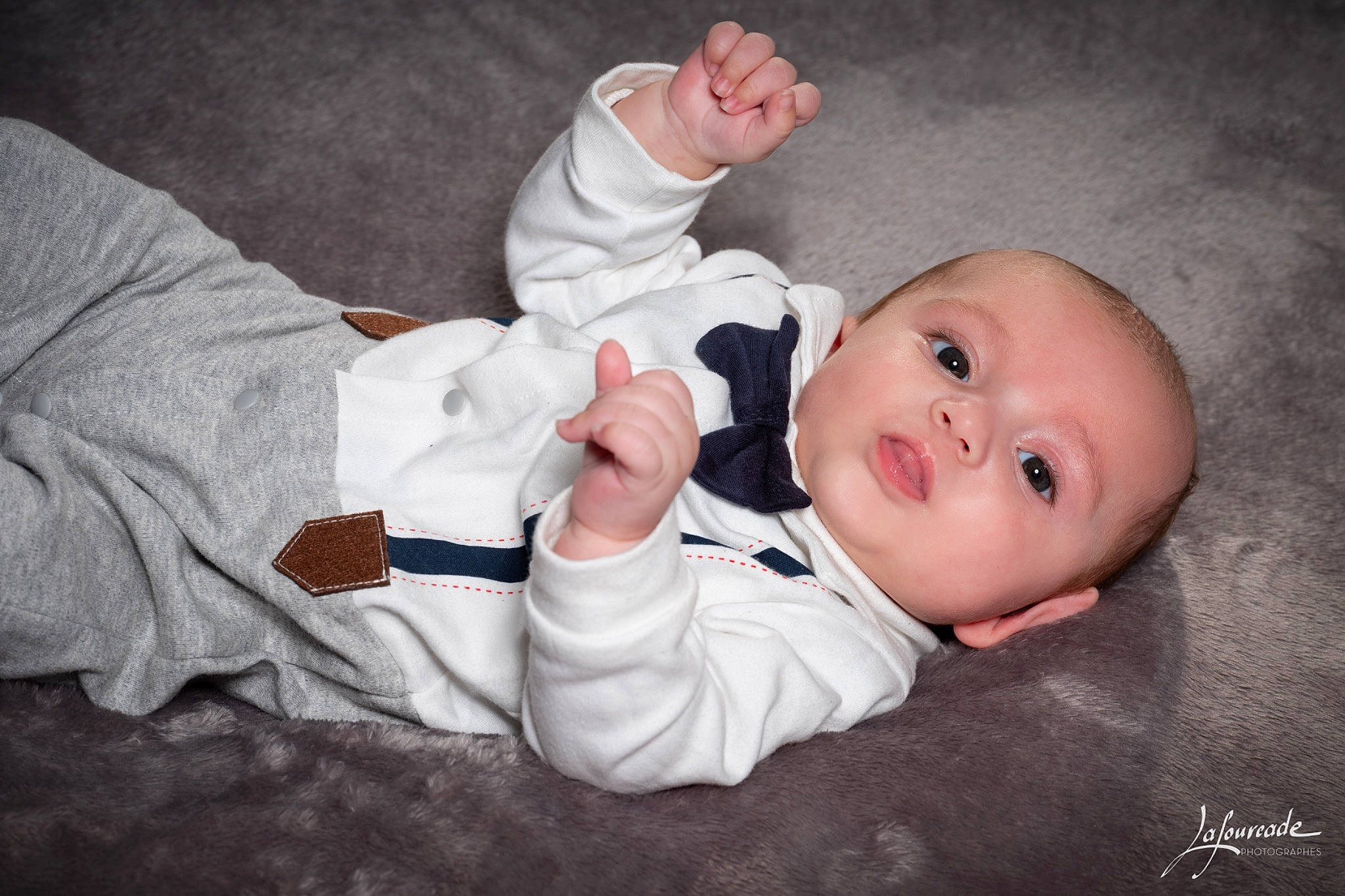 Timeo participe au concours pour gagner de l'argent avec cette photo : baby, baby_toddler_clothing, cheek, child, comfort, flash_photography, flooring, foot, gesture, happy, nail, nose, person, portrait_photography, sitting, skin, sleeve, smile, thumb, toddler
