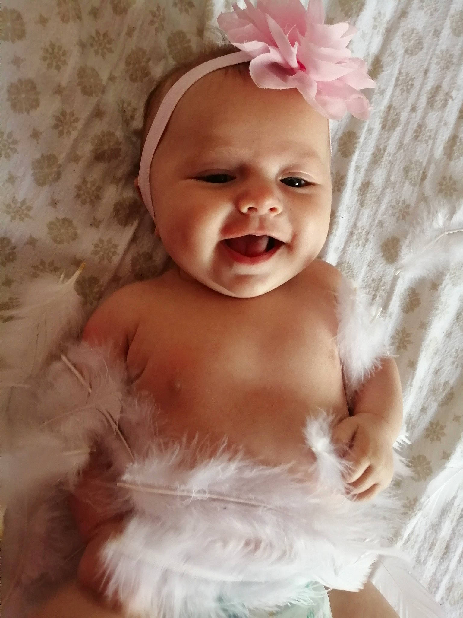 Clémentine participe au concours pour gagner de l'argent avec cette photo : baby, baby_products, baby_toddler_clothing, cheek, child, costume, eye, fashion_accessory, fur, hair_accessory, head, headband, headgear, headpiece, iris, person, pink, product, skin, smile