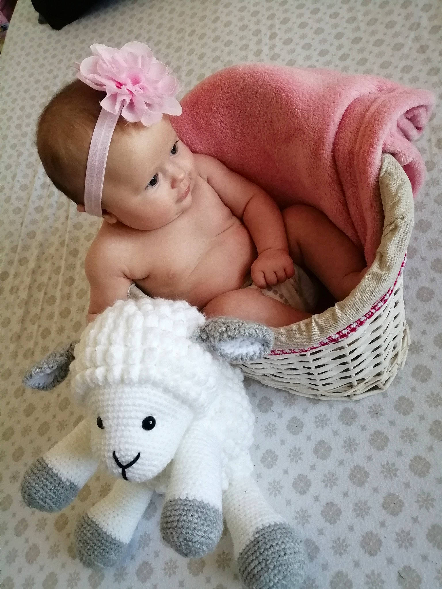 Clémentine participe au concours pour gagner de l'argent avec cette photo : baby, baby_sleeping, baby_toys, child, doll, ear, fawn, headgear, person, pink, stuffed_toy, toddler, toy