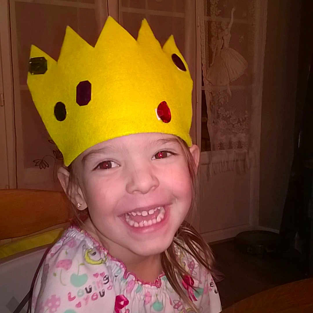 Manon a rejoint le concours — aidez-le/la à gagner de superbes lots ! child, color, infant, person, product, toddler, yellow