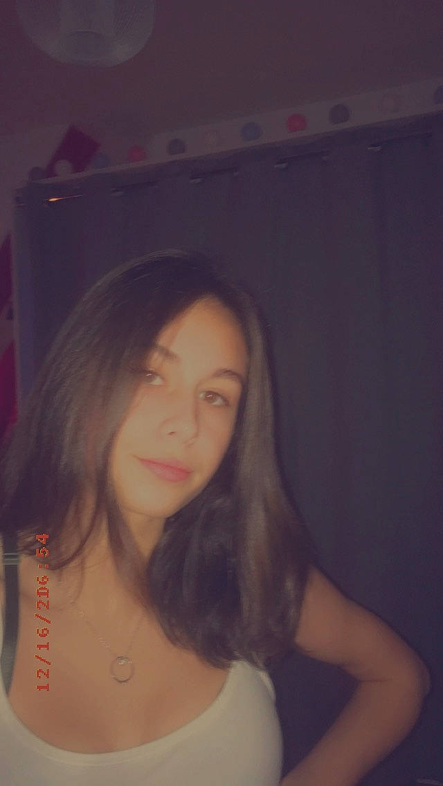 Océane participe au concours pour gagner de l'argent avec cette photo : black_hair, cheek, chest, chin, eyebrow, eyelash, finger, flash_photography, forehead, gesture, iris, jaw, layered_hair, lip, mouth, neck, nose, person, shoulder, skin