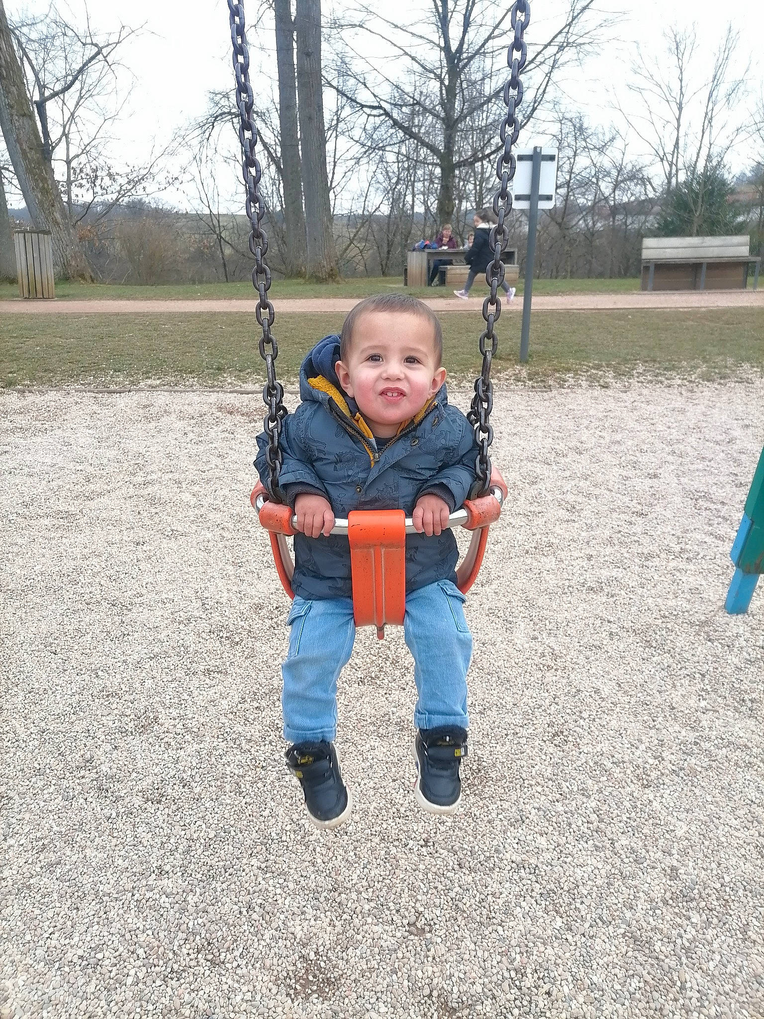 Alexandre a rejoint le concours — aidez-le/la à gagner de superbes lots ! baby, baby_toddler_clothing, child, electric_blue, fun, grass, grassland, happy, human_body, leisure, outdoor_play_equipment, people_in_nature, person, plant, playground, recreation, sky, sleeve, swing, toddler