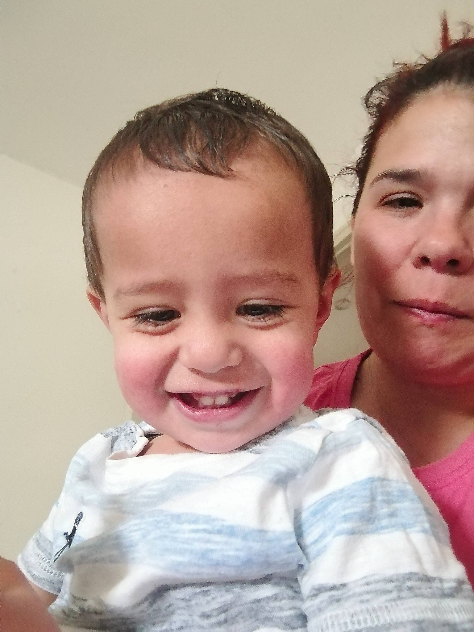 Alexandre participe au concours pour gagner de l'argent avec cette photo : baby, baby_toddler_clothing, cheek, child, eyelash, flash_photography, gesture, hair, happy, iris, joy, lip, mouth, neck, nose, person, skin, sleeve, smile, standing