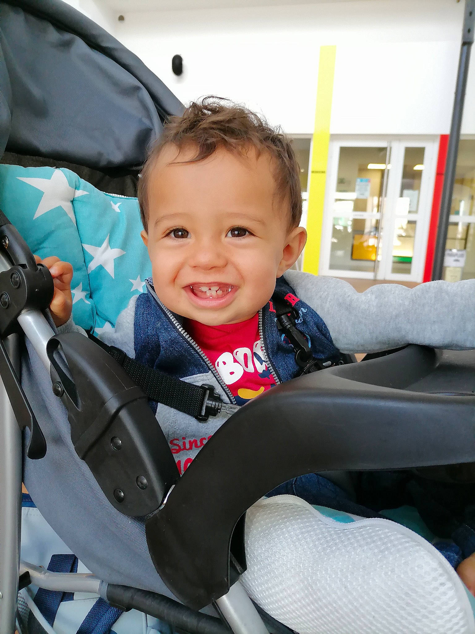 Alexandre participe au concours pour gagner de l'argent avec cette photo : auto_part, automotive_design, baby, baby_carriage, baby_in_car_seat, baby_products, baby_safety, baby_toddler_clothing, car_seat, child, comfort, electric_blue, fun, happy, joy, motor_vehicle, person, sitting, smile, steering_wheel