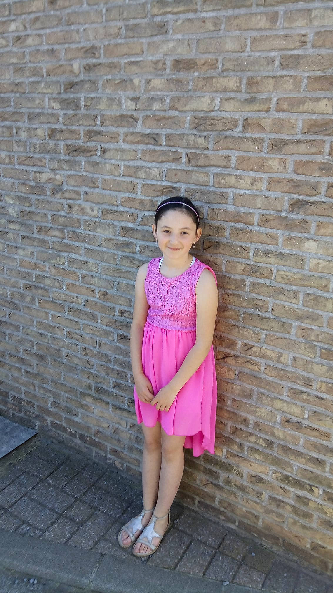 Gwen a rejoint le concours — aidez-le/la à gagner de superbes lots ! beauty, child, child_model, dress, fun, girl, happiness, joy, lady, leg, pattern, person, photo_shoot, pink, shoulder, sitting, skin, smile, standing, vacation