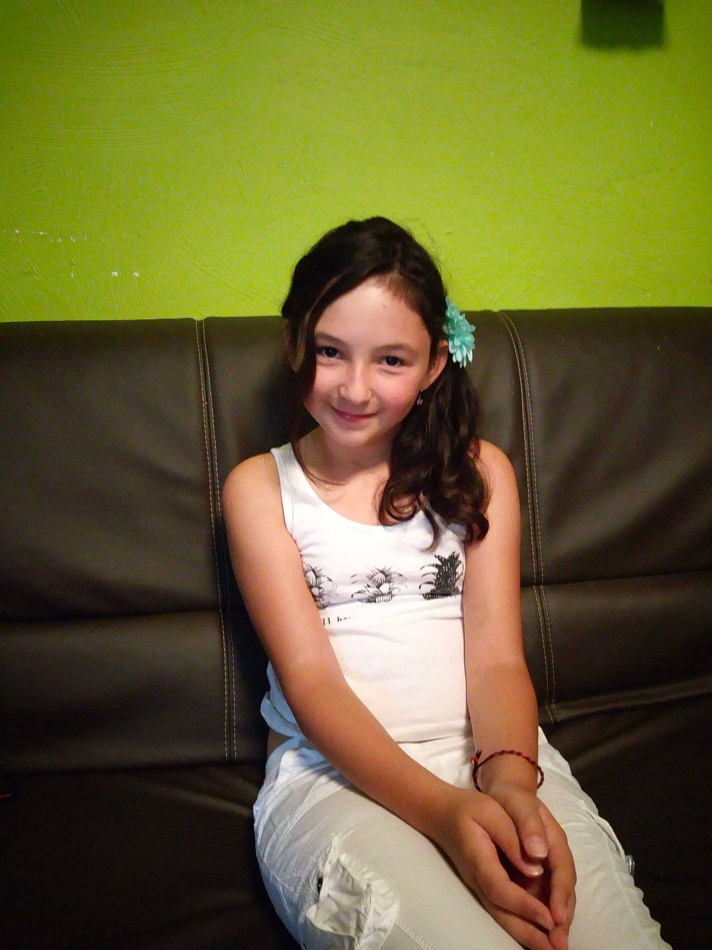 Gwen a rejoint le concours — aidez-le/la à gagner de superbes lots ! abdomen, arm, beauty, black_hair, finger, girl, hair, hairstyle, hand, human_body, human_hair_color, joy, lady, leg, long_hair, mouth, person, photo_shoot, shoulder, sitting