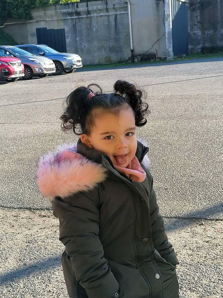 Chelsea participe au concours pour gagner de l'argent avec cette photo : asphalt, city, family_car, fur, fur_clothing, glove, happy, jacket, leisure, luxury_vehicle, pedestrian, person, recreation, road, road_surface, sidewalk, sitting, street, street_fashion, toddler