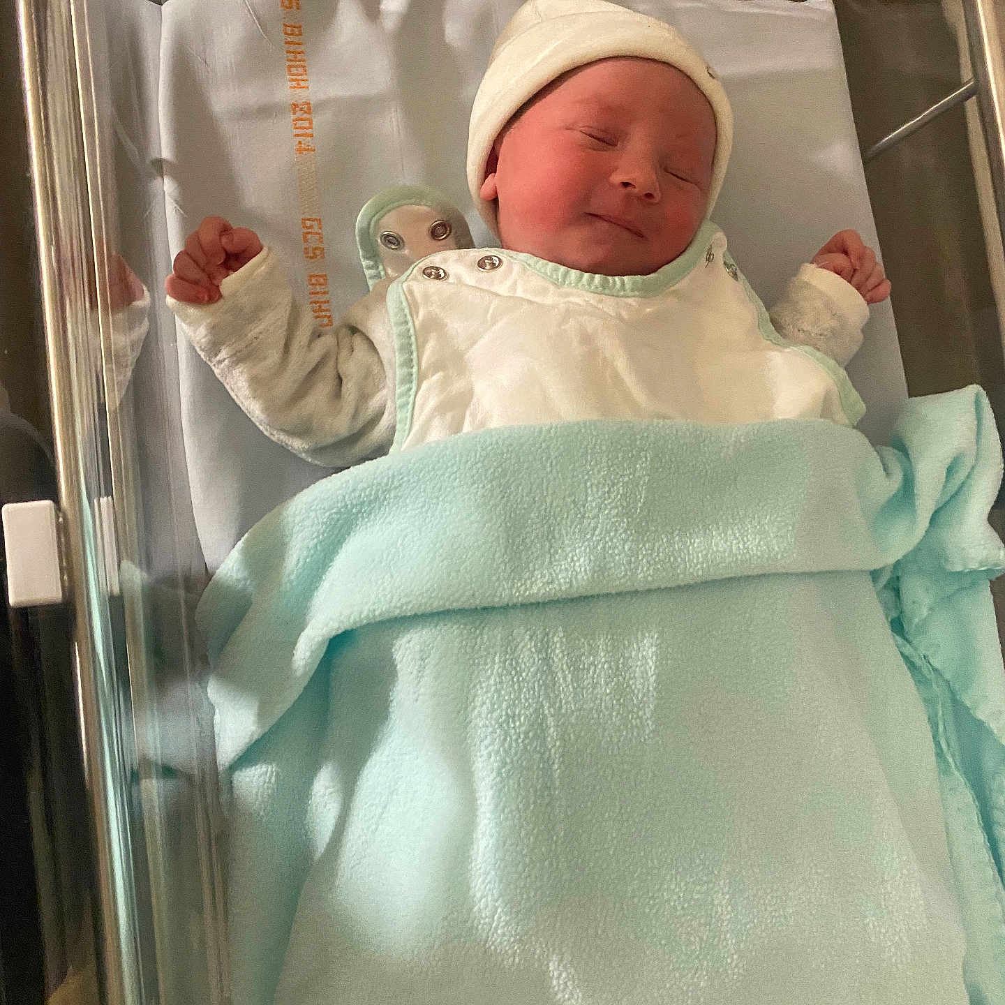 Aaron a rejoint le concours — aidez-le/la à gagner de superbes lots ! baby, bassinet, bed, blanket, child, clothing, cozy, cute, hat, hospital, indoor, infant, newborn, peaceful, pink_skin, portrait, resting, sleeping, small, wrapped