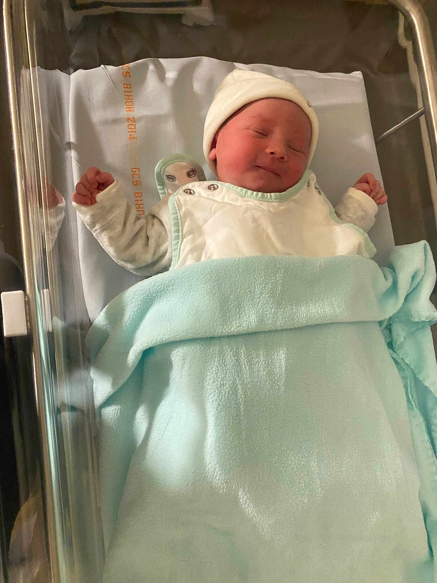 Aaron a rejoint le concours — aidez-le/la à gagner de superbes lots ! newborn, baby, hospital, bassinet, blanket, hat, sleeping, infant, clothing, cozy, peaceful, wrapped, bed, cute, child, portrait, resting, small, pink_skin, indoor