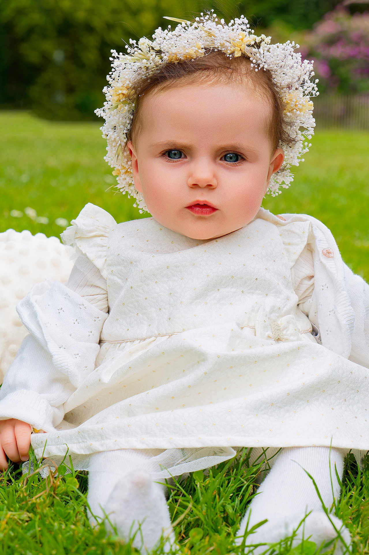 Jade participe au concours pour gagner de l'argent avec cette photo : baby, child, flower_crown, white_dress, grass, outdoor, portrait, cute, serious_expression, sitting, toddler, nature, greenery, soft_lighting, innocence, young_child, fashion, headwear, closeup, person