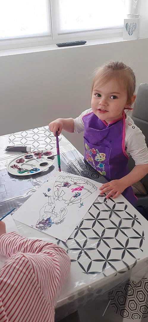 Elia a rejoint le concours — aidez-le/la à gagner de superbes lots ! art, artist, automotive_design, baby, baby_toddler_clothing, child, drawing, event, flooring, fun, pattern, person, pink, plate, purple, t_shirt, table, tableware, toddler, visual_arts