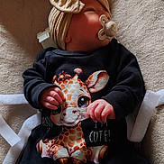 Cataleya a rejoint le concours — aidez-le/la à gagner de superbes lots ! baby, infant, pacifier, headwear, bow, giraffe_print, clothing, black_outfit, hand, lying_down, soft_surface, fabric, cute, child, newborn, sleeping, indoors, warm_light, portrait, cozy