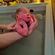 Cataleya a rejoint le concours — aidez-le/la à gagner de superbes lots ! baby, bath, bathroom, care, closeup, cotton, decor, gentle, hands, infant, lights, newborn, parent, person, relaxation, sink, skin, tub, warm_light, water