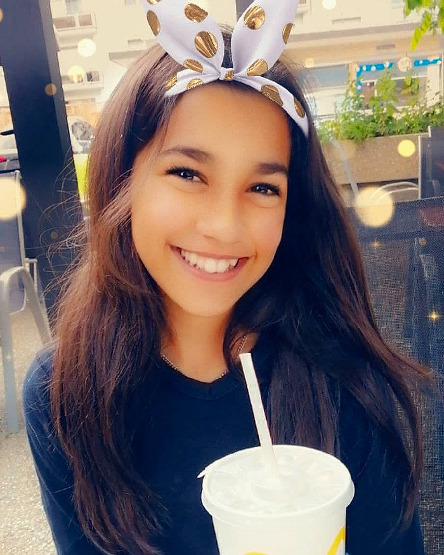 Mariana a rejoint le concours — aidez-le/la à gagner de superbes lots ! beauty, brown_hair, drink, ear, eyebrow, face, fashion_accessory, hair, hair_accessory, hair_coloring, hairstyle, happy, head, headgear, headwear, joy, lip, long_hair, person, selfie