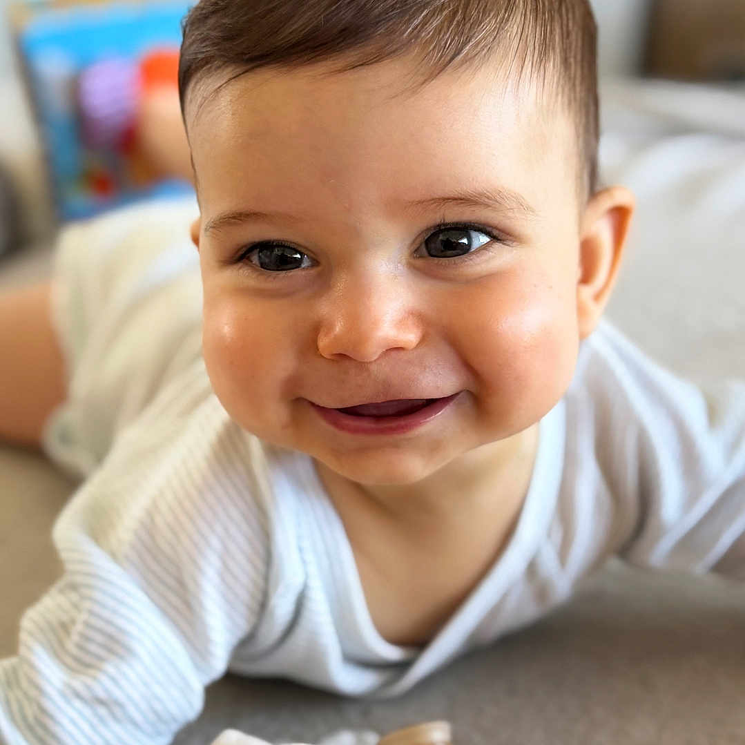 Lenzo participe au concours pour gagner de l'argent avec cette photo : baby, child, face, smile, happy, lying_down, blanket, soft_toys, indoors, infant, cute, portrait, cozy, young_child, eyelashes, clothing, head, skin, expression, background_blur