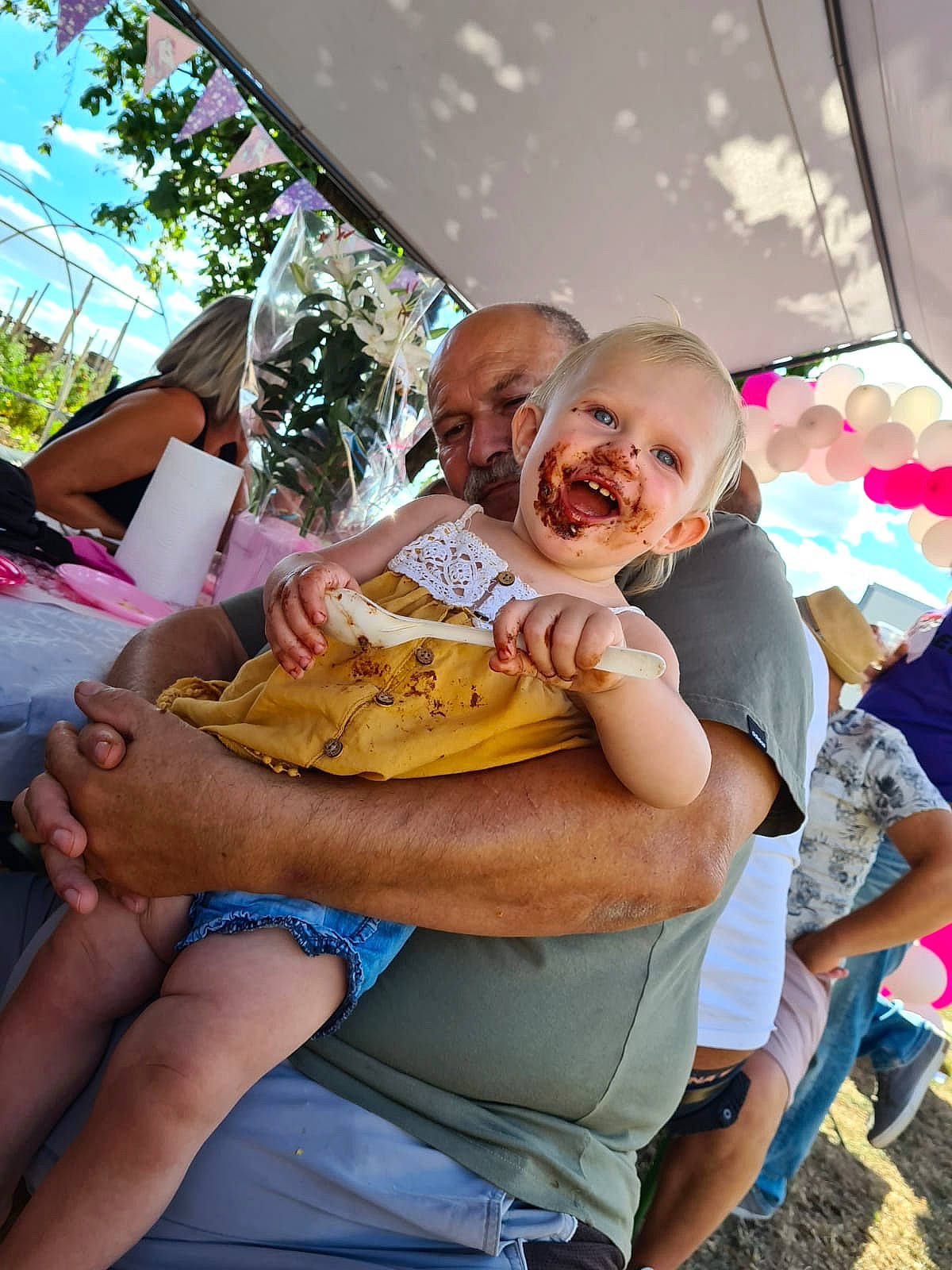 Louise participe au concours pour gagner de l'argent avec cette photo : child, fun, lap, leisure, person, sitting, smile, summer, toddler, vacation
