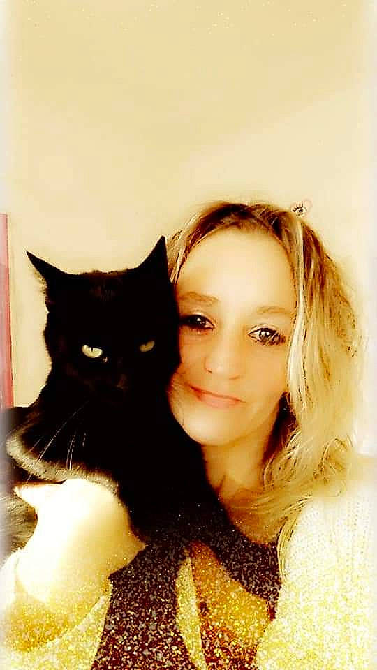 Mirtye a rejoint le concours — aidez-le/la à gagner de superbes lots ! beauty, black, black_cat, black_hair, blond, cat, cheek, eye, face, felidae, fur, hair, hairstyle, head, lip, long_hair, nose, person, skin, small_to_medium_sized_cats