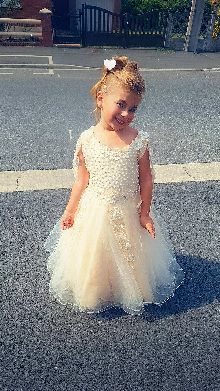 Mélyna participe au concours pour gagner de l'argent avec cette photo : asphalt, bridal_accessory, bridal_clothing, bridal_party_dress, day_dress, dress, embellishment, event, face, fashion_design, flash_photography, formal_wear, gesture, gown, happy, headgear, headpiece, joy, person, smile